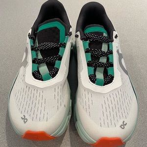 On Women’s Cloudmonster Running Shoes Size 6.5